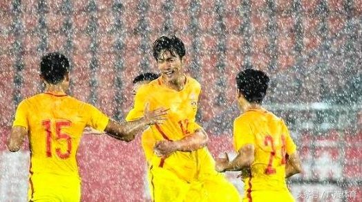 里皮+希丁克都带不动国足?昨夜雨战,国足艰难