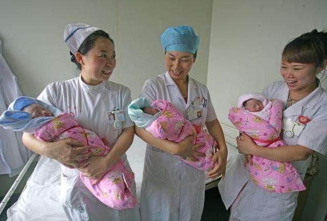 20岁孕妈产下三胞胎,那一刻知道性别,老公整天笑出泪珠!