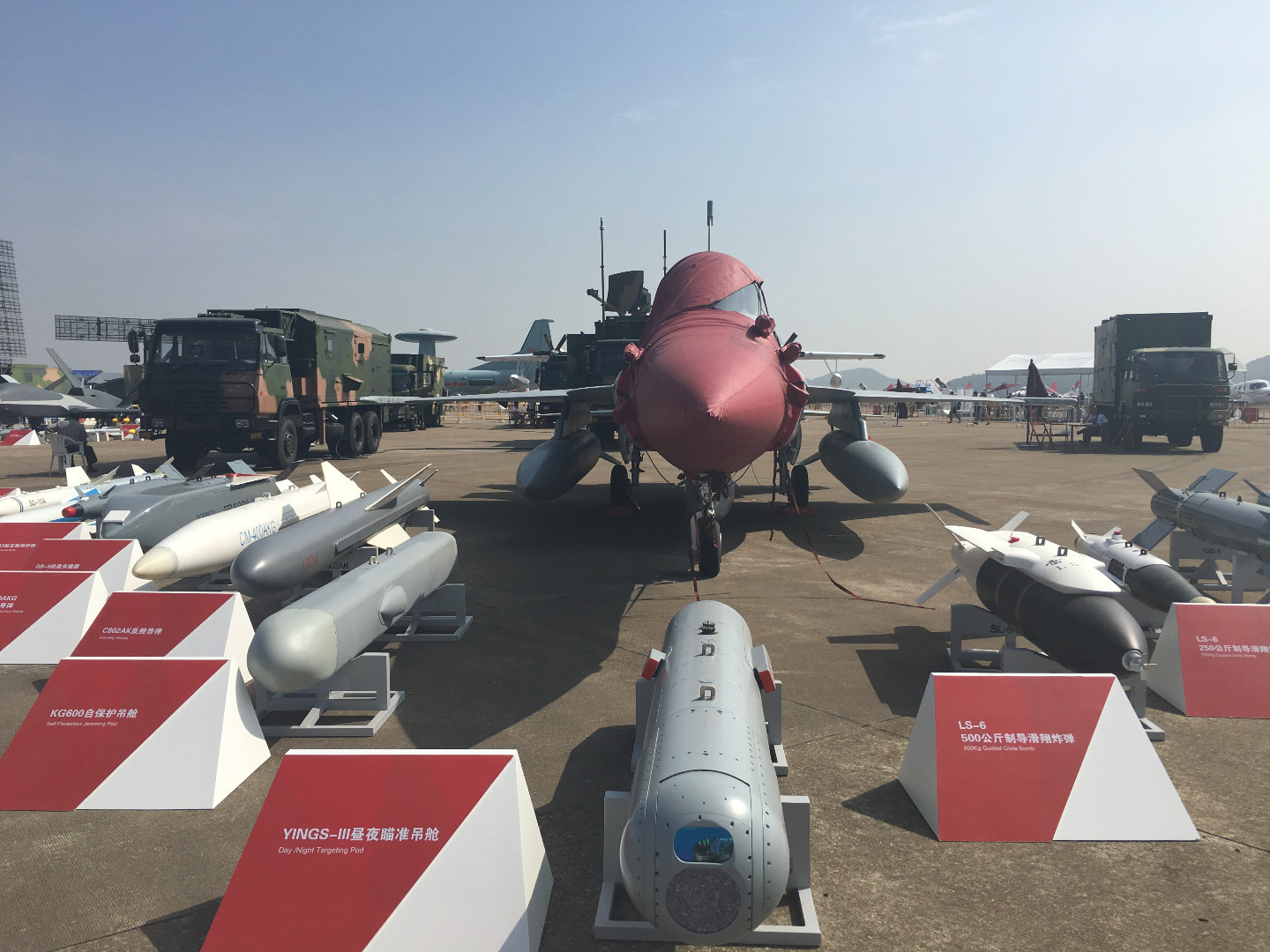 巴基斯坦枭龙战机在珠海航展亮相表演