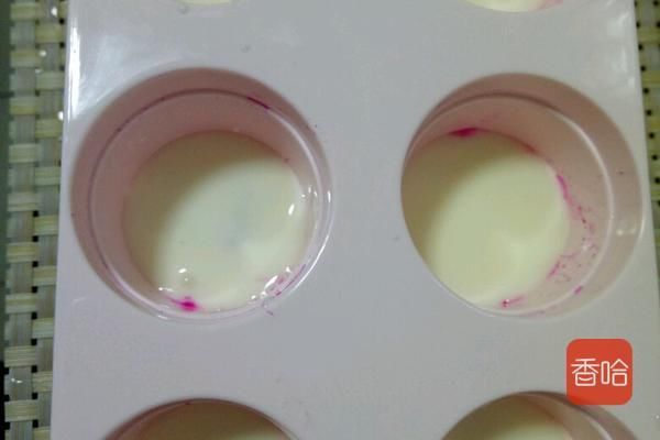 用水果和牛奶做的冰棍,简单美味,营养还高,家里