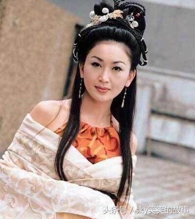 女星穿肚兜:baby小腹抢镜,赵丽颖一马平川,杨幂