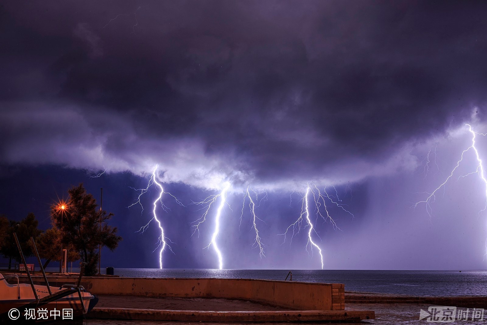 壮观!克罗地亚摄影师百米之遥捕捉闪电袭击海面