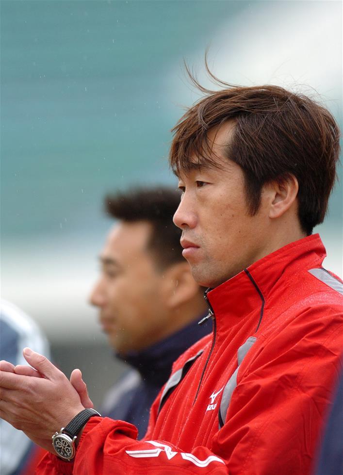 图为2006年3月12日，时任厦门蓝狮队主教练的高洪波在场边为球员加油。当日，在2006中国足球超级联赛首轮比赛中，厦门蓝狮队主场以1比3负于山东鲁能泰山队。新华社发