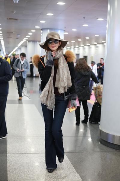 林志玲出席活动,紧身牛仔裤暴露腿间距,身材简