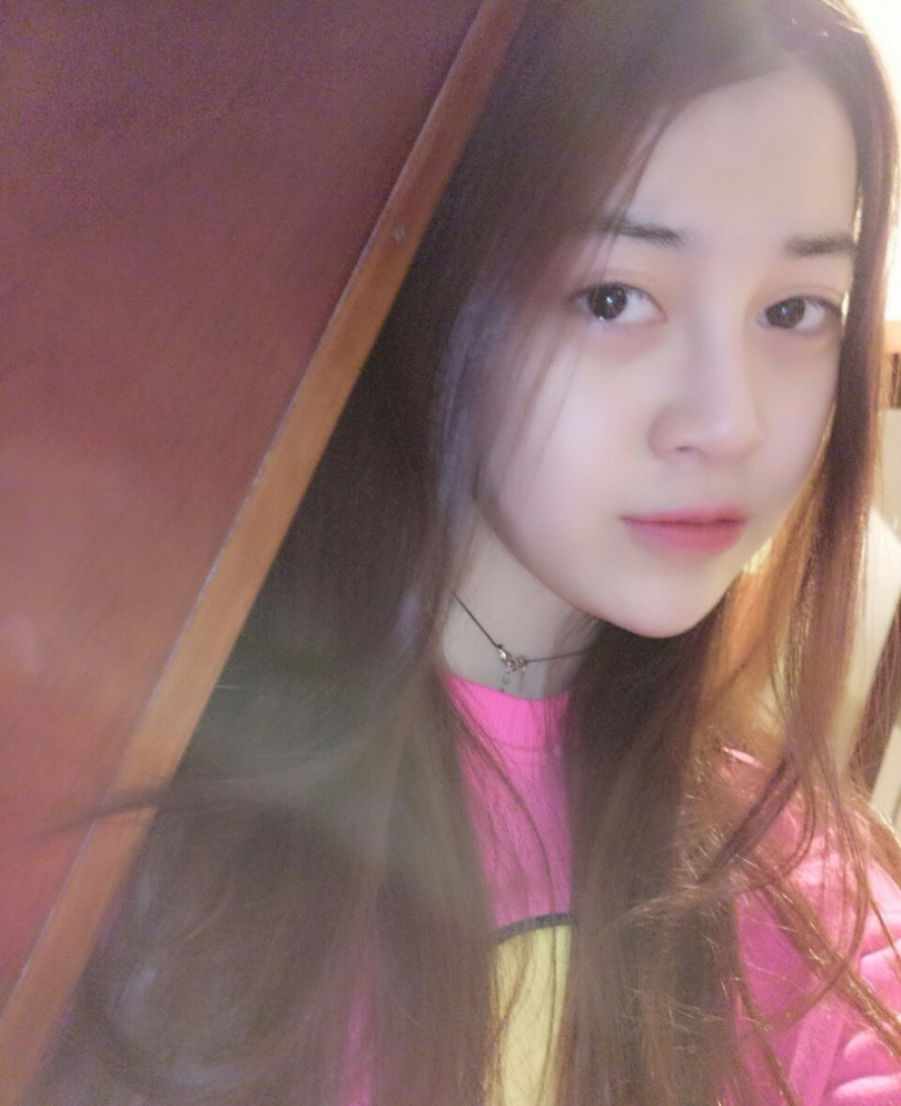 白山女子冰壶队三垒李博雅在冬运会期间因逆天颜值走红。近日，冰壶女神李博雅在微博上发出最新美照。