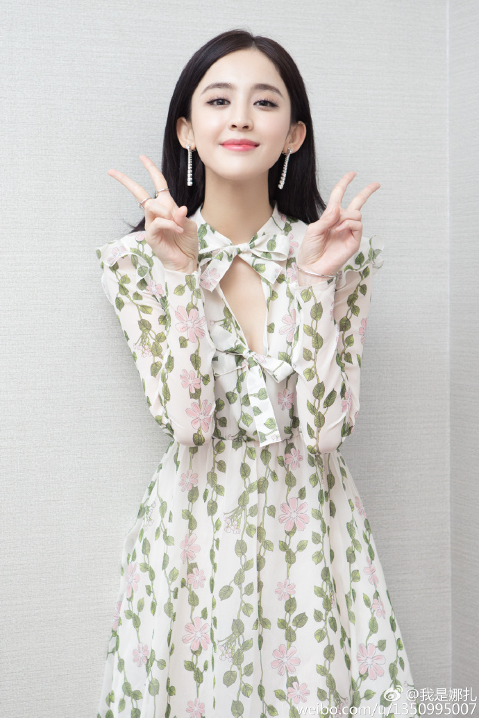 娜扎碎花洋装清新有仙气 黑色衣裙帅气随性 娜扎碎花洋装清新有仙气 黑色衣裙帅气随性