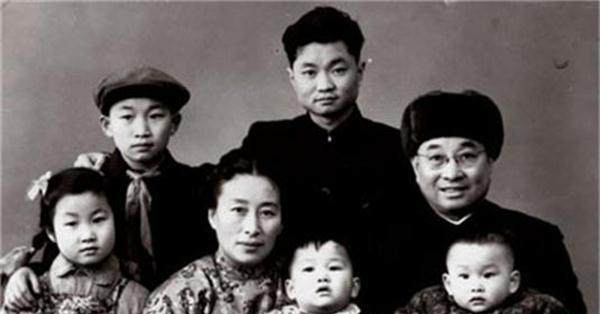 15岁参加红军,长征路上四救王近山,子女六个都