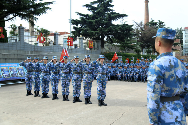 图为新兵训练照。