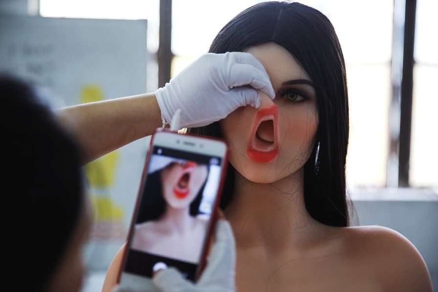 顾客可以根据自己的需求定制充气娃娃，为其选择身高、发型和眼珠颜色。