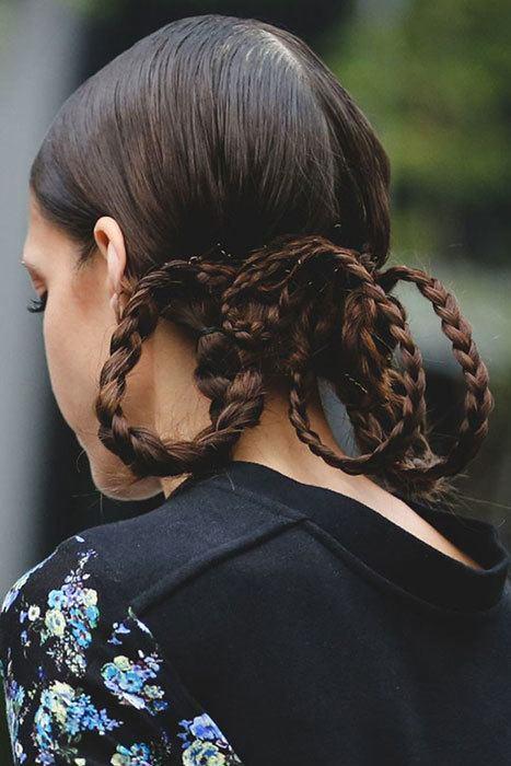 长发姑娘还可以将头发编作许多小辫子,做出多环形状的创意发型,回头率