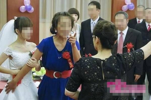 订婚我给女友家20万彩礼钱,结婚当天到了门口