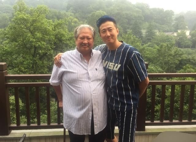 看完洪金宝大儿子跟范丞丞近照 就明白是不是