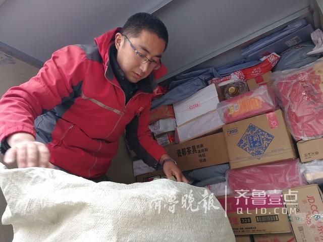 京东快递小哥当起渡船人,包裹坐小船漂洋过海