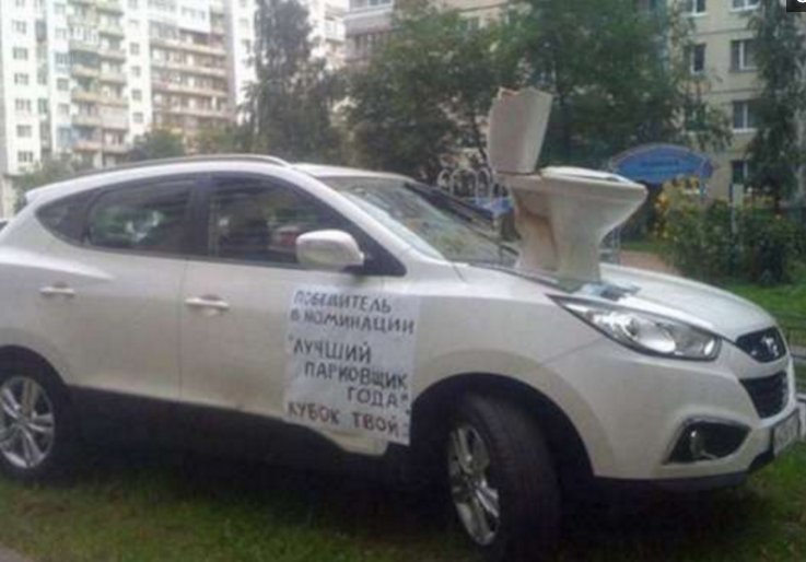 奥迪停小区楼下,居民纷纷送礼,车主取车时几度