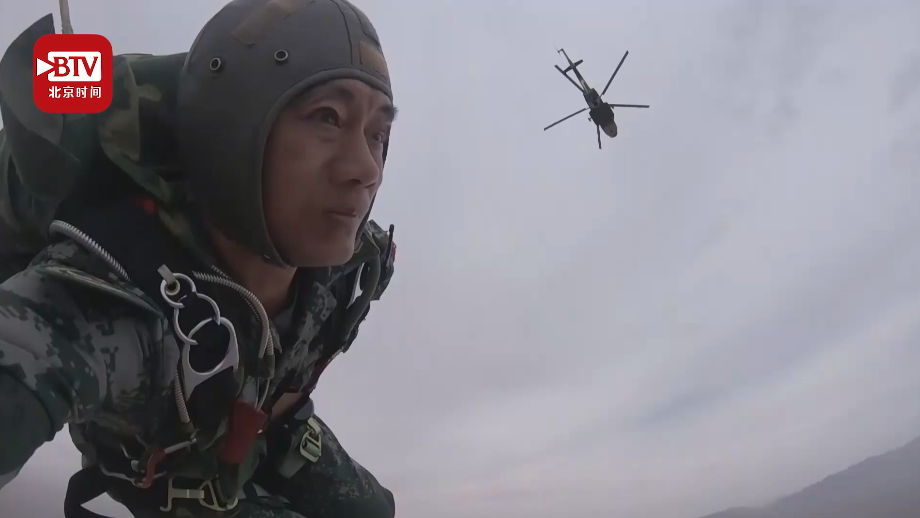 “陆军伞王”朱武龙:27年跳伞2073次,44岁完成“自杀式”伞降!