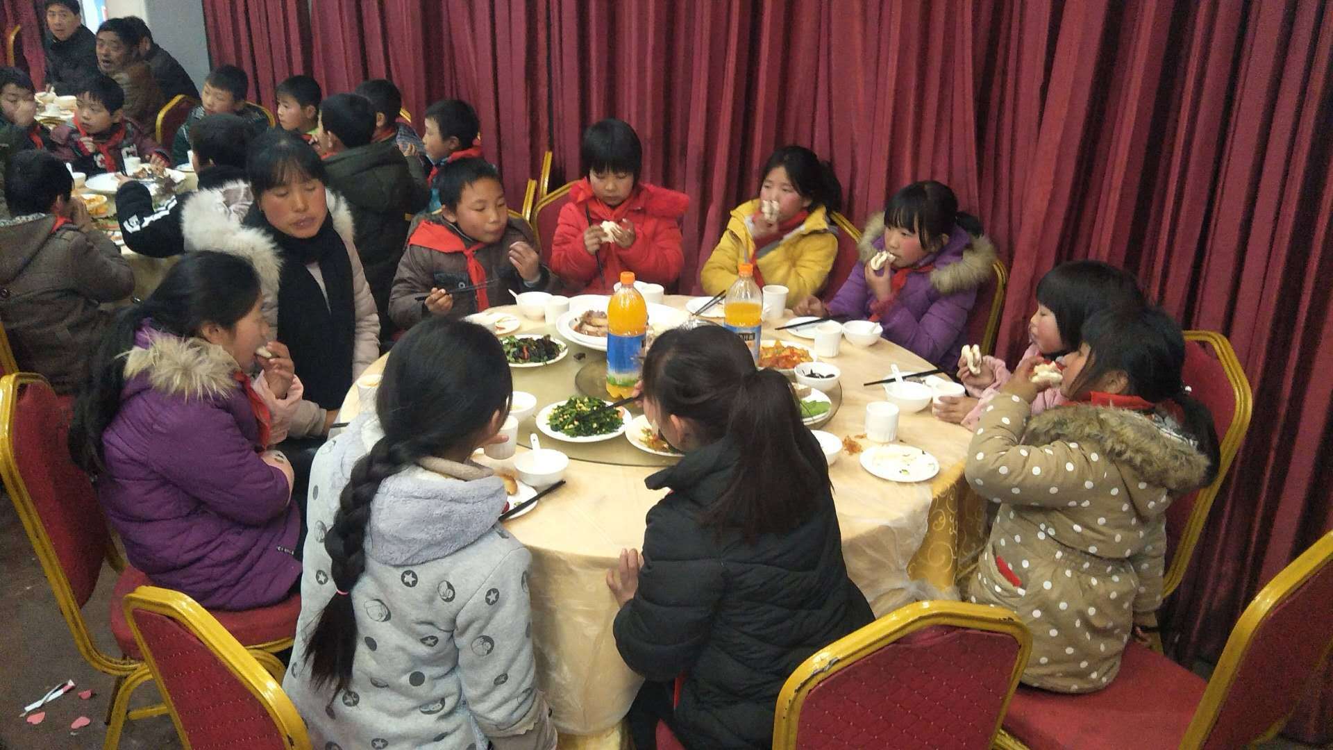 郭战解儿子郭夏的慈善婚礼