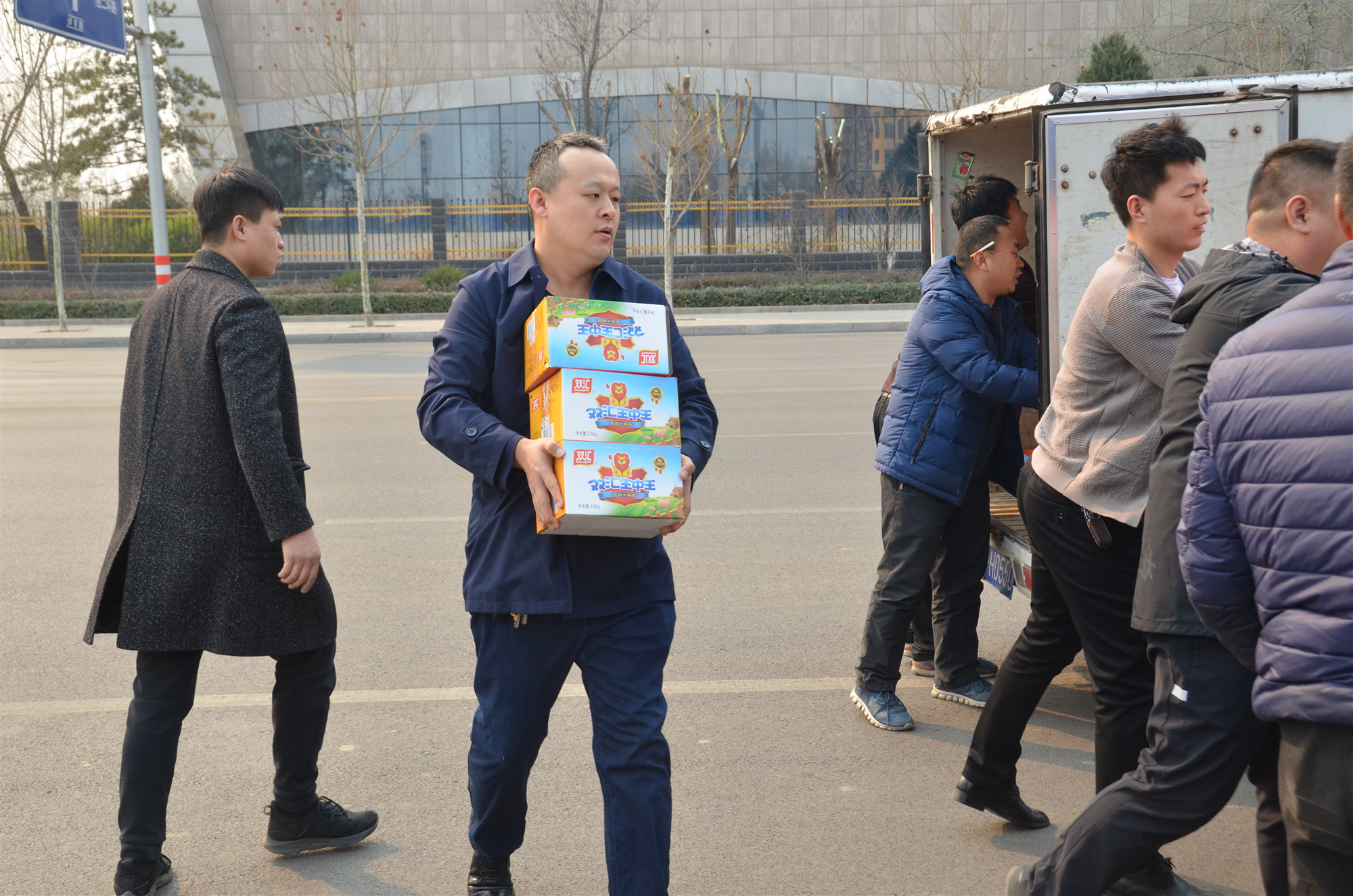 山西兆盛地产情牵沁源火情灾区 ,6卡车救援物