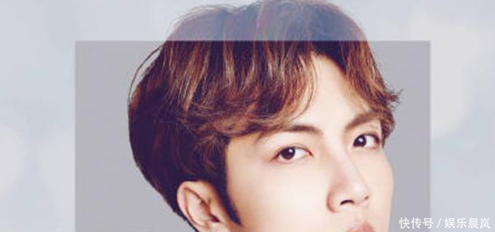 何炅新主持的综艺中他上来就坐C位,被费启鸣戴