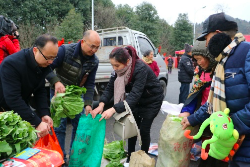 【德阳】罗江办贫困户专场交易会 农家菜爱心