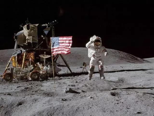 美国在月球上插的那面美国国旗,现在变成啥样