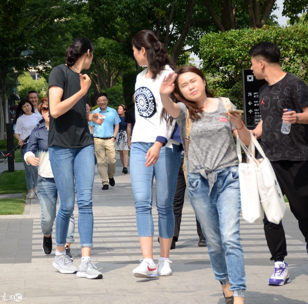 刚刚回到中国女排队长朱婷忽然去上海密会徐云