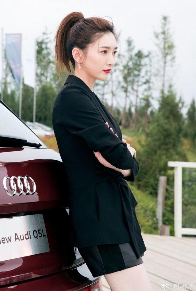 江疏影穿12公分一字带高跟鞋,搭配短裤 白皙美