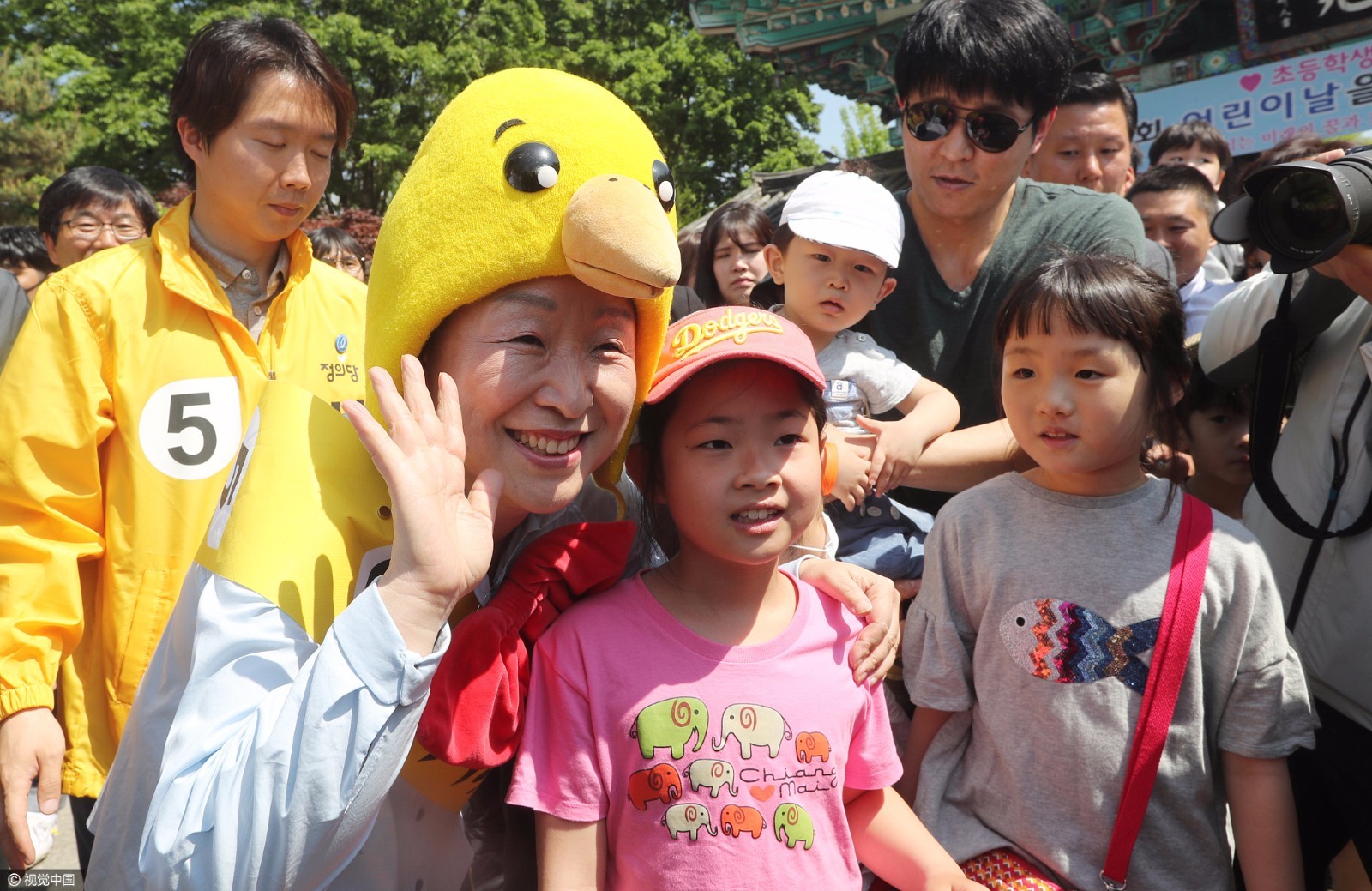 韩国儿童节 各总统候选人抱起萌娃变着花样秀亲民