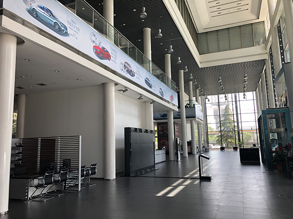 暂停新车销售业务 西安利之星奔驰4S店展厅
