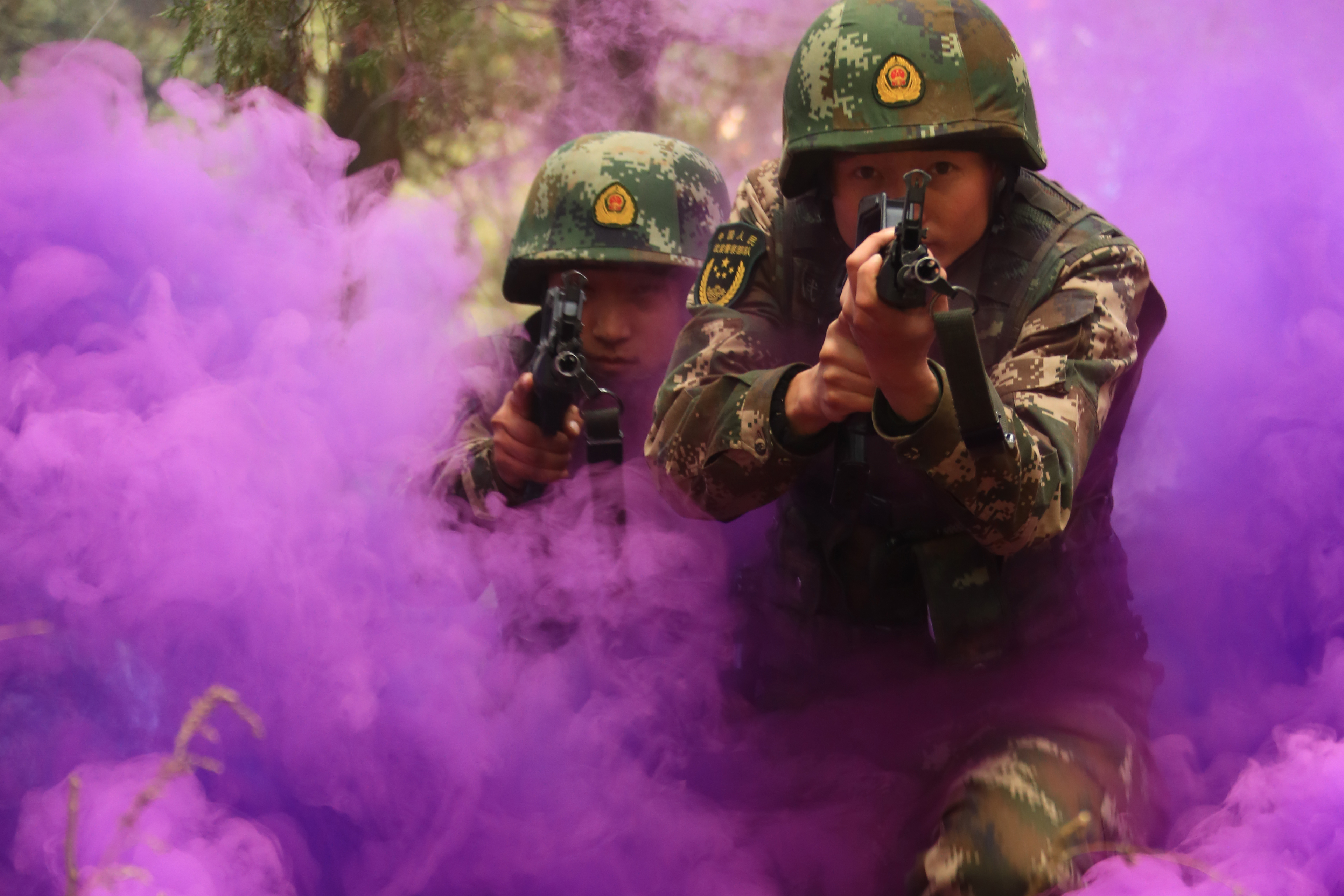 2016年12月下旬，武警河南总队组织的“魔鬼周”极限训练中，特战队员快速通过烟雾干扰地段。