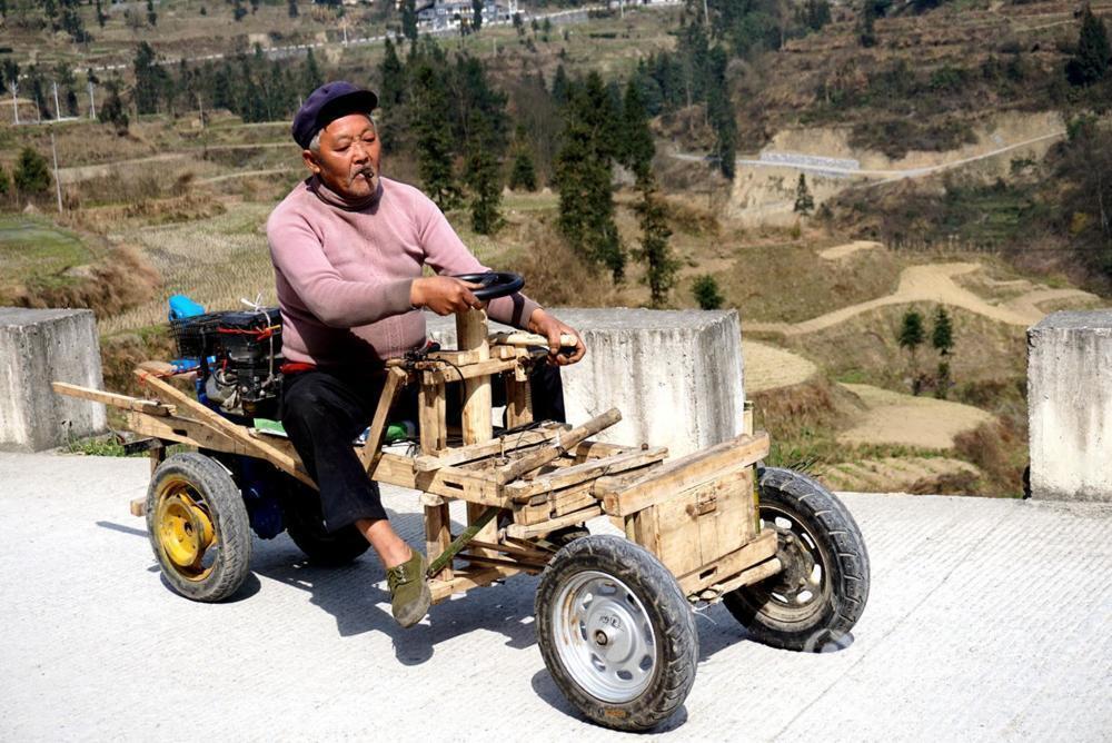 湖北66岁老人搞发明 一月造成木“宝马” 湖北66岁老人搞发明 一月造成木“宝马”