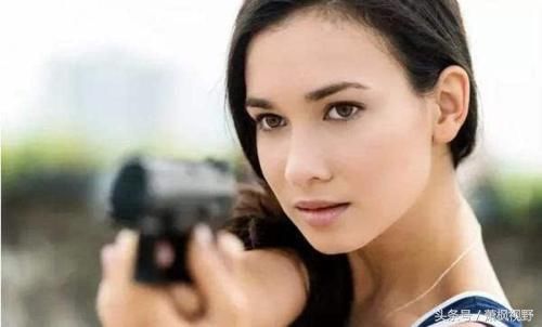 卢靖姗在吴京执导的军旅动作电影《战狼2》中