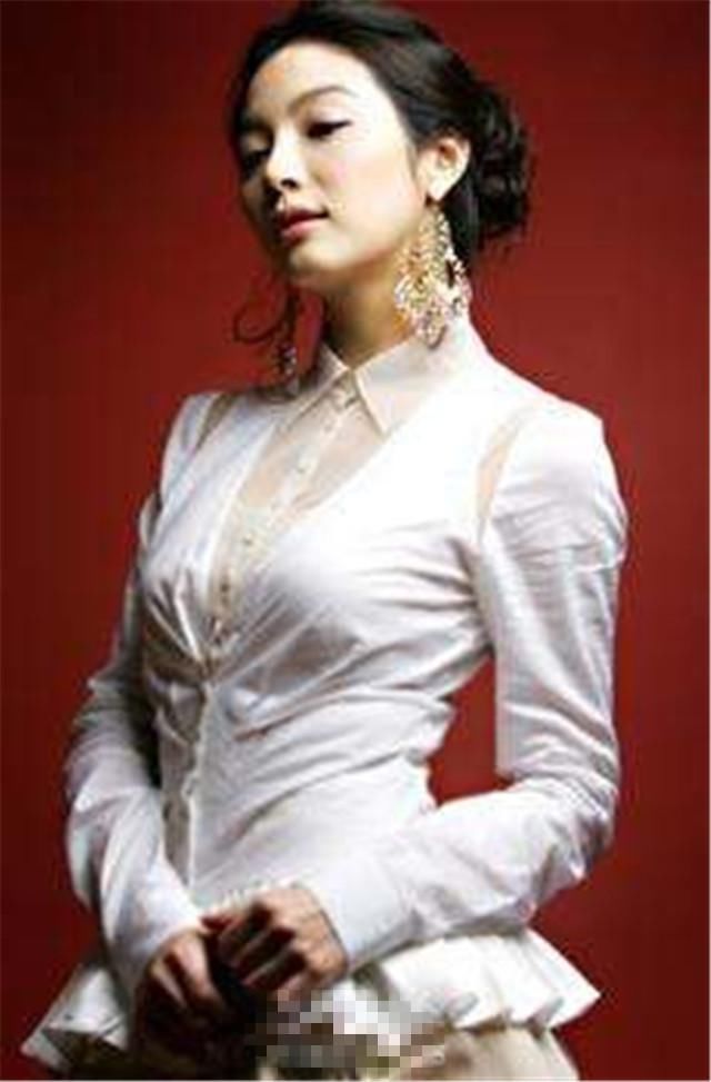 她曾被丈夫割手指,肚中胎儿被踢,13岁闹离婚,而