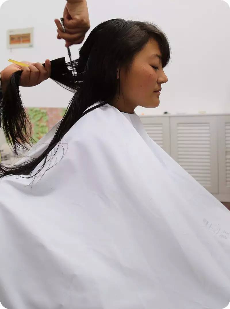 这就是下面这几百名女兵的新生活，剪掉秀发带上军帽。