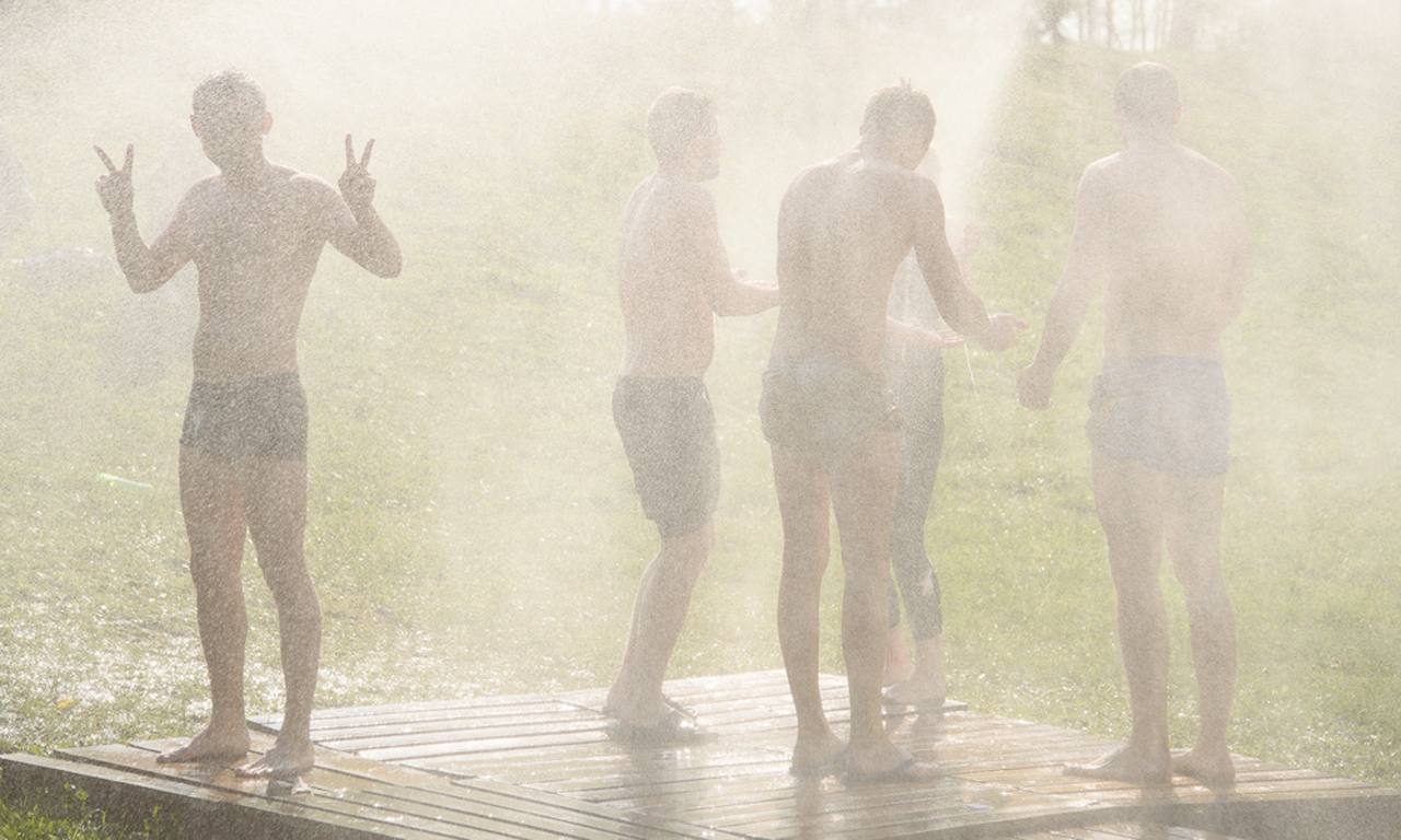 哥伦比亚泥泞巴迪（Columbia Muddy Buddy）有点不同于上述几个比赛，因为它是一个团队合作的比赛。图为选手清洗身上的泥。