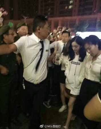 杨幂济南路演场面失控 被人包围离开需双手攀爬 杨幂济南路演场面失控 被人包围离开需双手攀爬