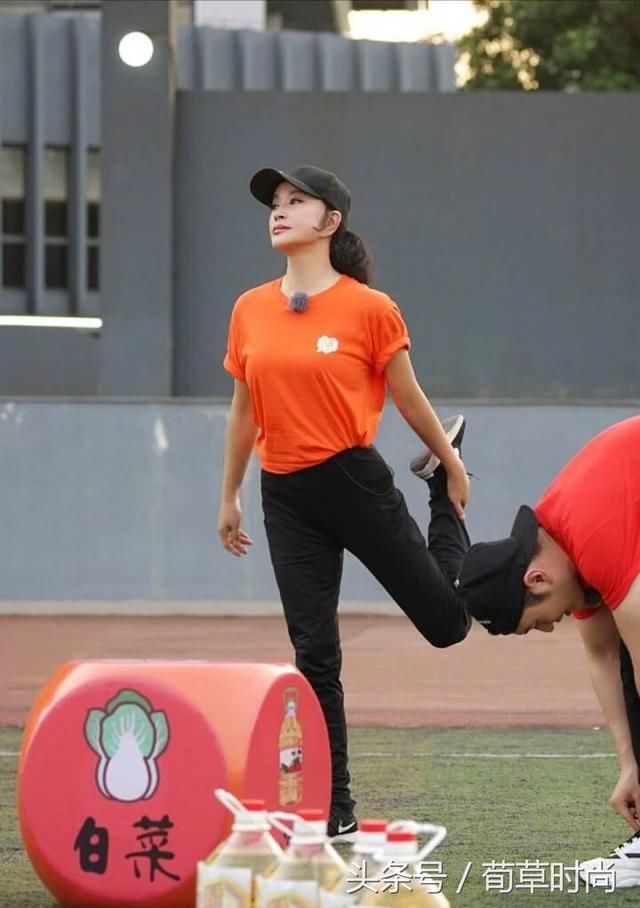 冻龄术?刘晓庆穿搭显少女,米雪扎丸子头,64岁