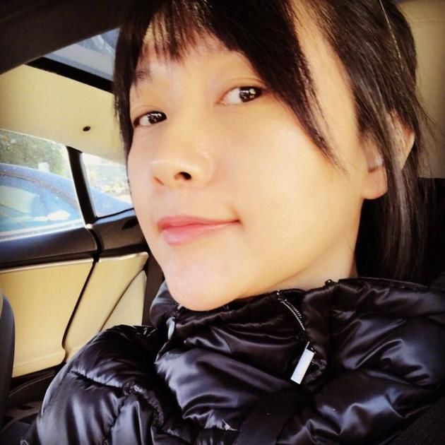 徐静蕾素颜出镜皮肤水嫩 微微一笑优雅恬静