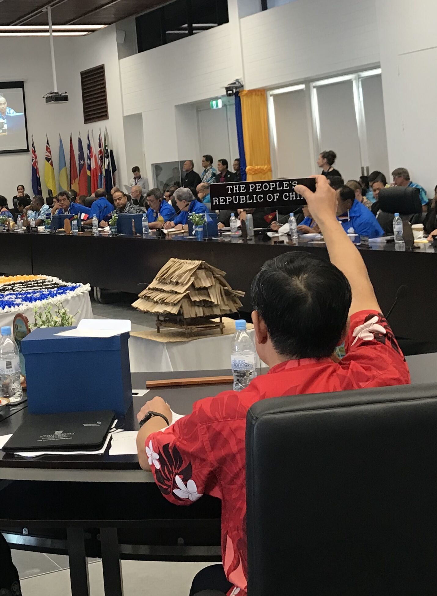 会议期间窜访瑙鲁),在第30届太平洋岛国论坛对话会上演了企图阻挠中国