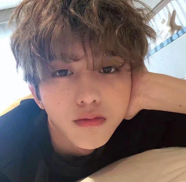 蔡徐坤抄袭韩国男团EXO? 一张照片,引上千万