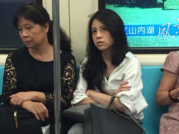 网友遇超正“地铁蔡依林” 相似度爆棚惊呆众人 网友遇超正“地铁蔡依林” 相似度爆棚惊呆众人