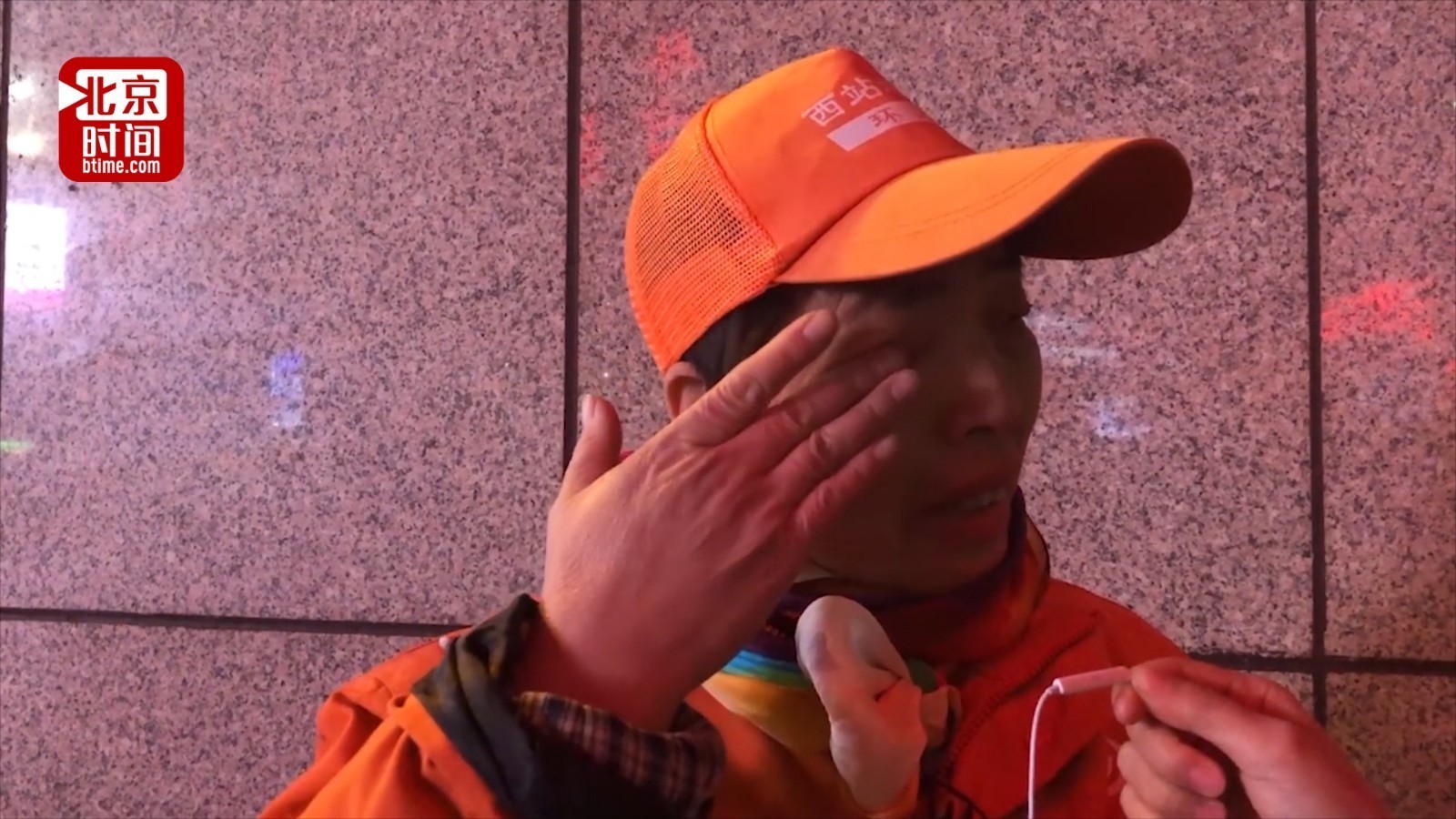 保洁阿姨5年未能回家过年 提到家人默默抹眼泪 保洁阿姨5年未能回家过年 提到家人默默抹眼泪