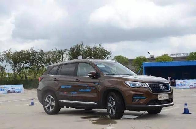 搭载1.5T的发动机却有5.7L排量349匹的马力,原