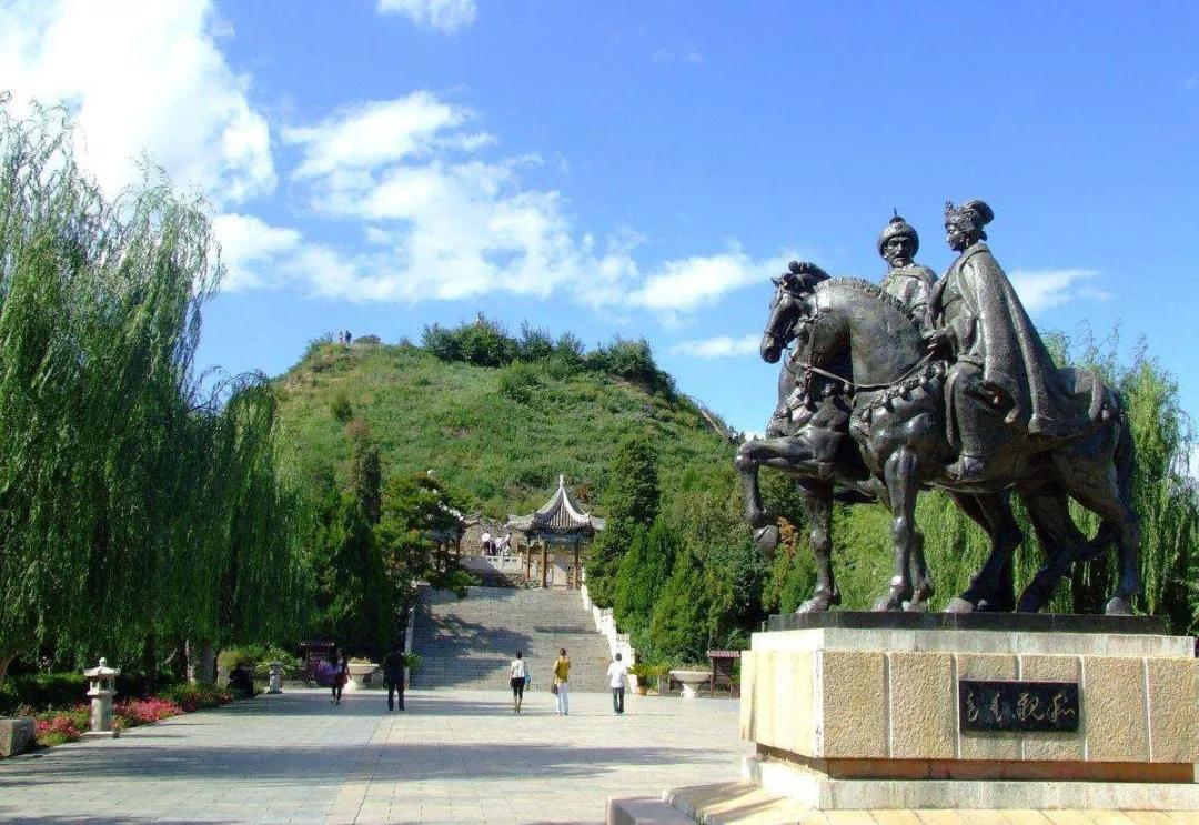 王昭君公主墓 赵军公主墓位于呼和浩特市9公里的大黑河南岸冲积平原上