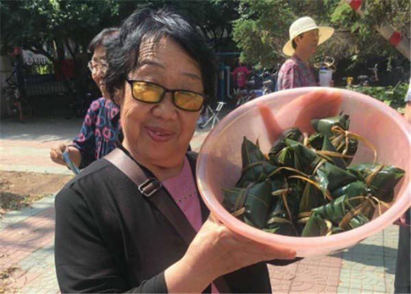 河北唐山华岩南里社区开展浓浓敬老意,粽香飘