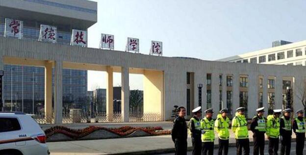 高校学生拳击玻璃刺伤身亡 家属抬棺材堵校门 高校学生拳击玻璃刺伤身亡 家属抬棺材堵校门