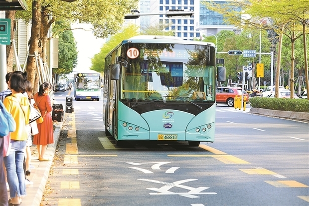 下梅林梅林路段人行道邊劃定的共享單車停放點 深圳晚報記者 馮明 攝