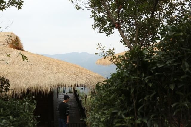 什么都阻挡不了苗族人创业,在大山里盖起了民