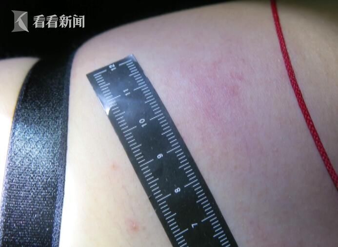 百色市田林县旧州镇派出所民警陈广海:“发现有一名男子,天气比较热的时候他穿长袖,这属于不正常的现象。”