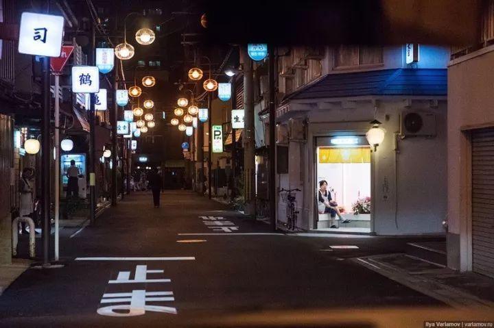 说起日本红灯区，多数人的第一反应一定是新宿歌舞伎町。然而，要说最正宗的日本红灯区，应当要数日本关西的飞田新地，因为那里有着日本古代妓院的合法保留地。生活在关西的日本男人，几乎每个人都知道“飞田”。