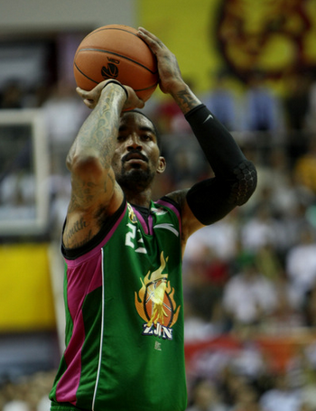 从中国回炉NBA的外援:白边签顶薪JR获冠军